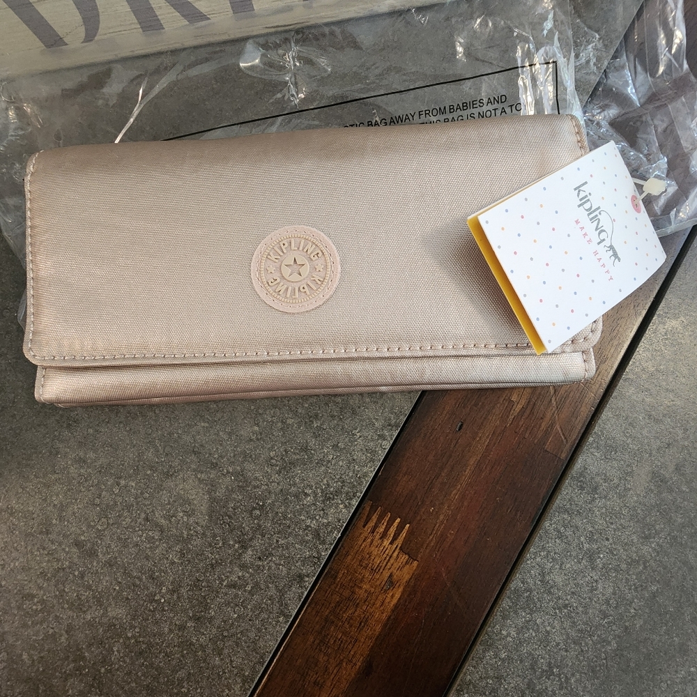 ⭐️NEW KIPLING SHIMMER GOLD TRI WALLET - holds it all… lightweight